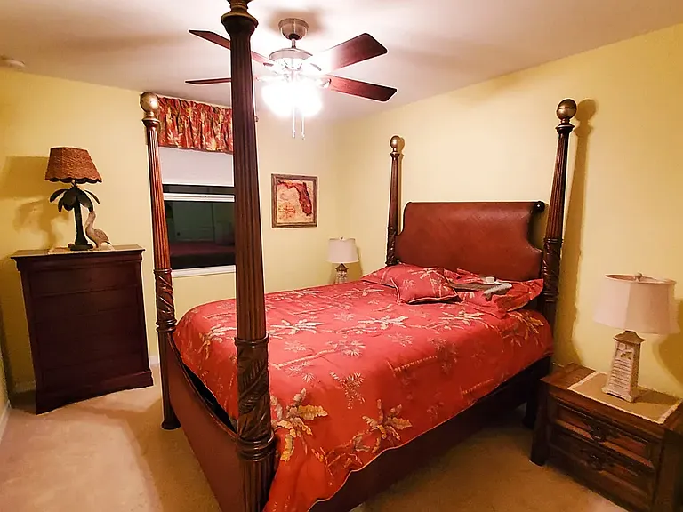 Guest Bedroom (Queen Size Bed)