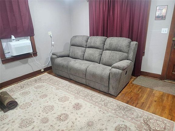 3rd image of 206 Pine St