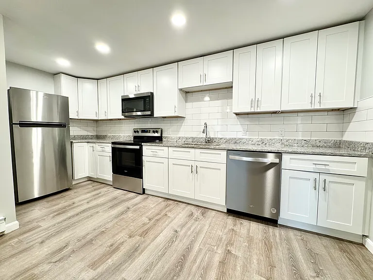 433 Sunderland Rd #E — Photo 1