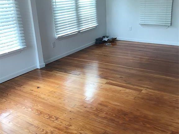 4th image of 1525 1/2 Welch St