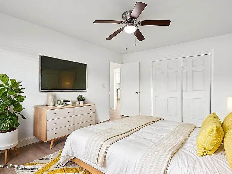 Glenbrook Apartments — Photo 16