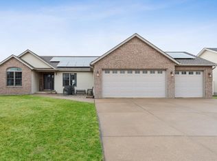 1008 W Scott St, Eldridge, IA