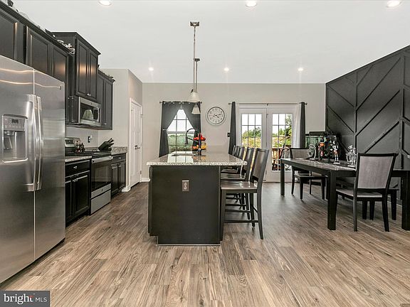 4th image of 383 Ontario Dr
