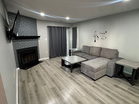 4th image of 319 Woodlake Dr