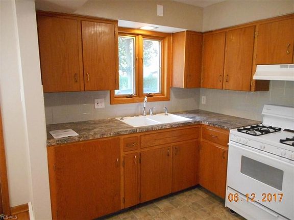 3rd image of 821 Sackett Ave
