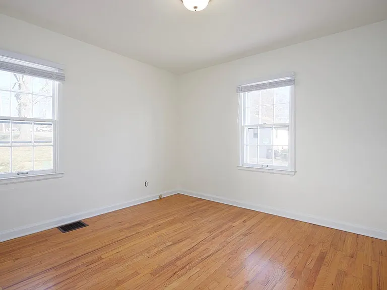 208 S Clark St — Photo 9