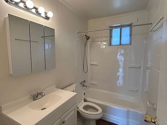 3rd image of 827 15 1/2 St APT 4