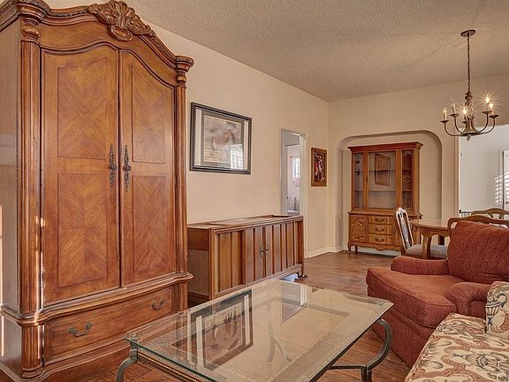 2nd image of 1032 S Eucalyptus Ave