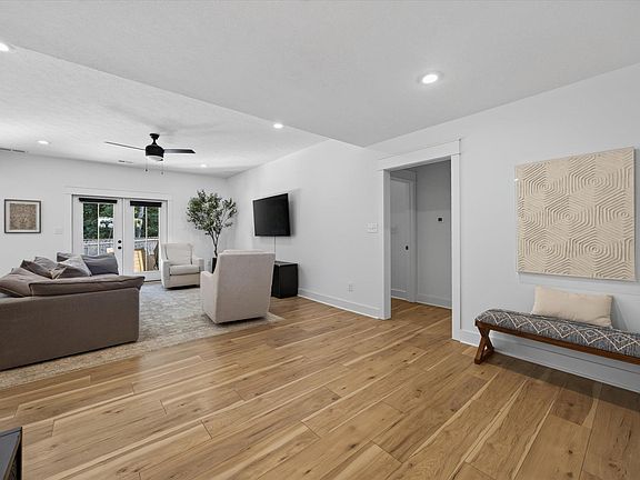 5th image of 602 Barton Woods Ln