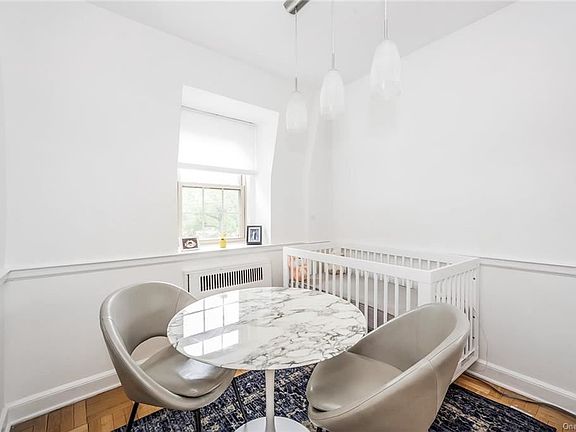 5th image of 4 Chateaux Cir APT 4L