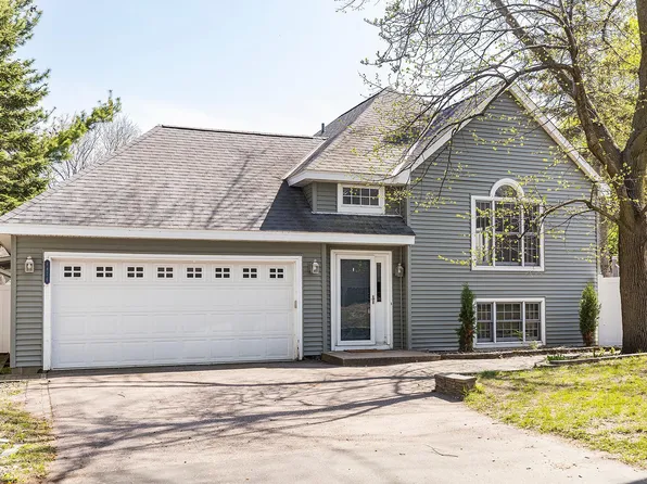 8876 Knollwood Dr, Eden Prairie, MN 55347