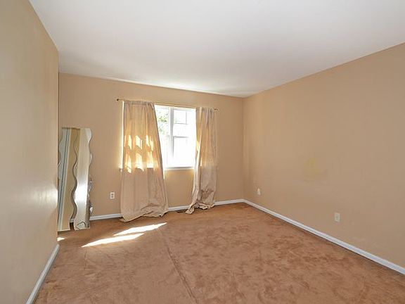 4th image of 25 Biltmore Cir