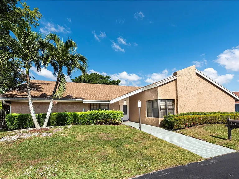 921 Bayberry Point Dr — Photo 2
