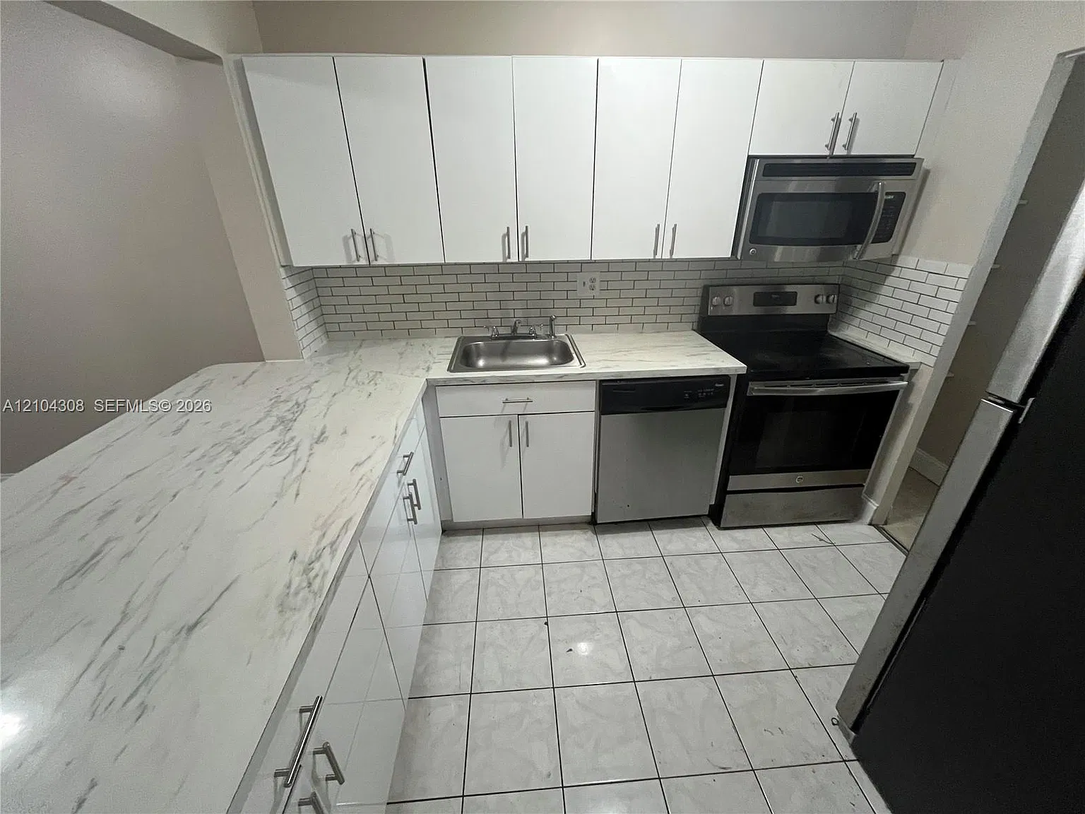 Versailles Gardens Condo — Photo 4