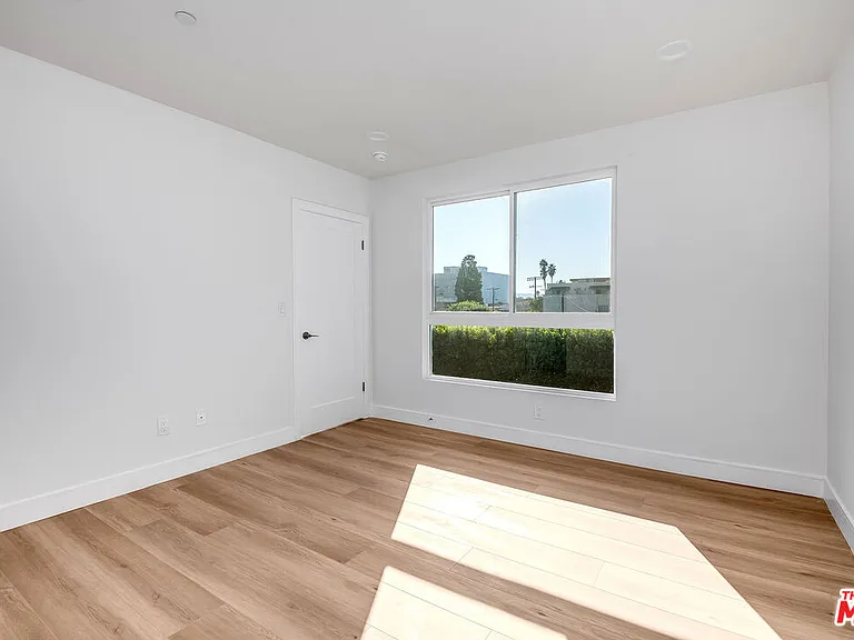 10801 Kling St — Photo 26