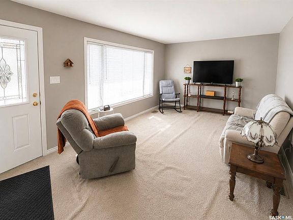 2nd image of 204 Brownlee STREET