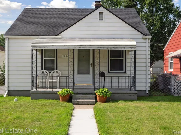 1426 E Bernhard Ave, Hazel Park, MI 48030
