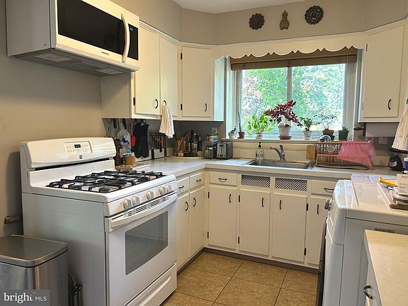 4th image of 1522 N Edison St