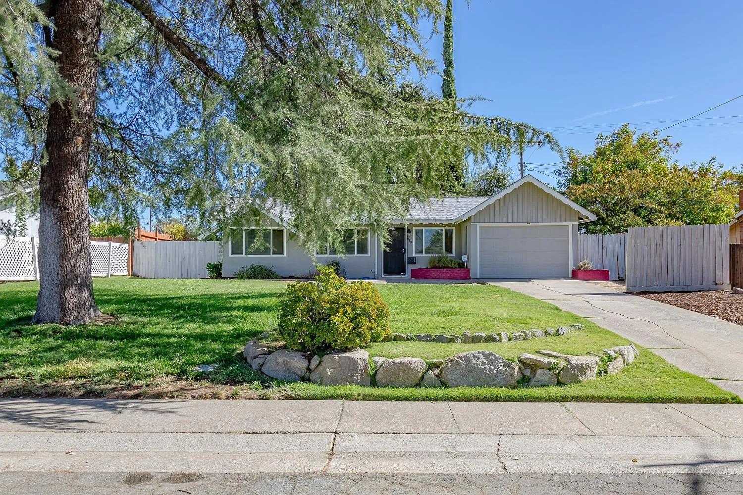 8100 Oak Forest St photo 1