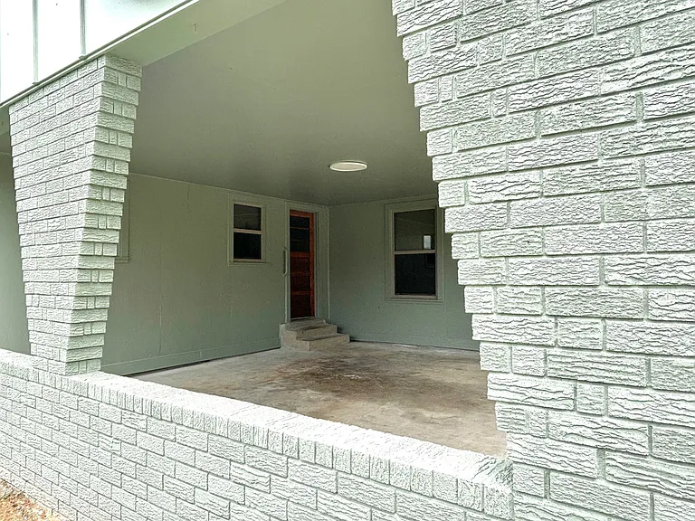 1642 N Kings Hwy — Photo 3