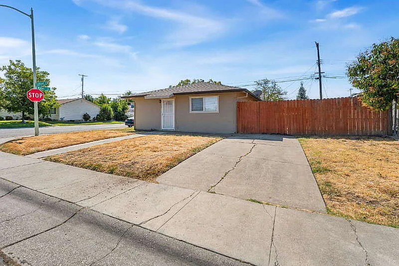 2 bed, 1.0 bath, 800 sqft, $1,700 — Photo 2