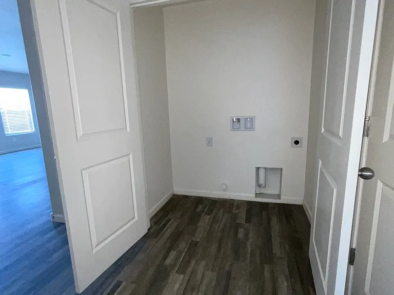 2405 Village Dr — Photo 6