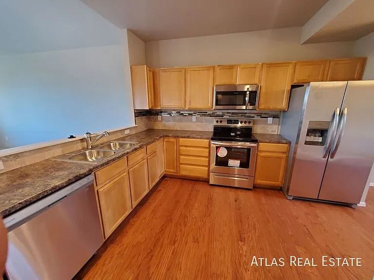 708 Finch Dr — Photo 2