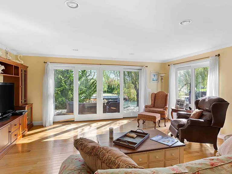 23 Whiting Rd — Photo 4