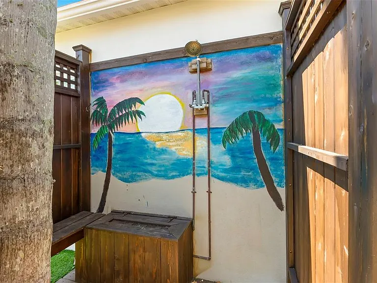 819 Bay Esplanade — Photo 39
