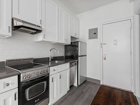 3rd image of 208 W 23rd St APT 1004