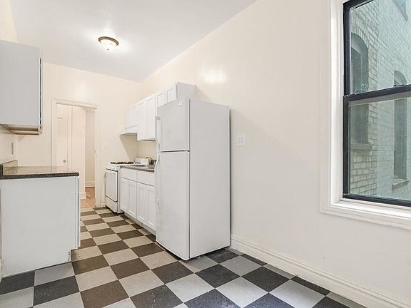 2nd image of 25 Parade Pl APT 2C