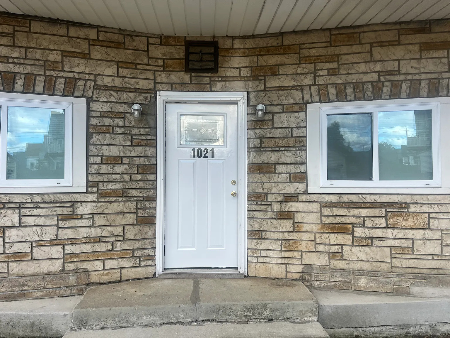 Studio, 300 sqft, $900 — Photo 3