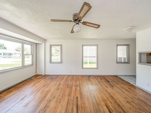 3rd image of 1701 Castle Hills Dr