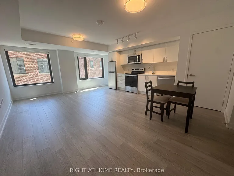 3 Strathgowan Ave #322 — Photo 4