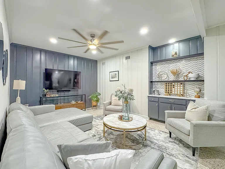 1044 Seminole Dr — Photo 1