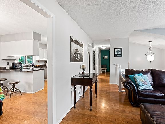 3rd image of 8303 N Ravenwood Dr