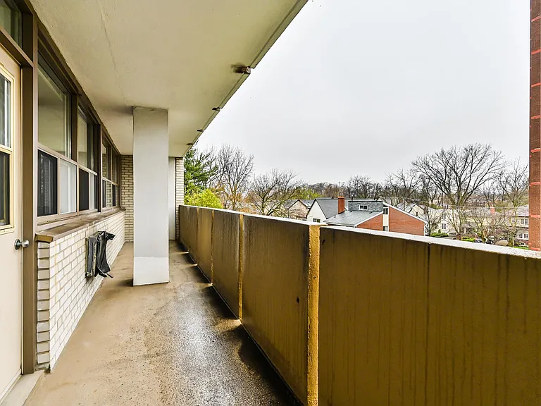 445 Eglinton Ave E — Photo 2