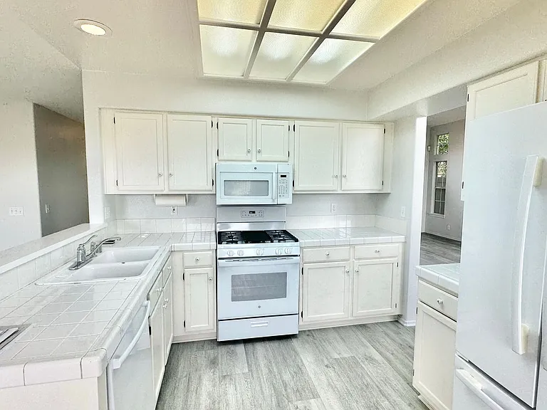 1043 Carryll Park Ct — Photo 9