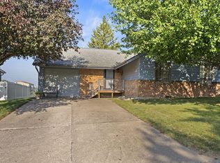 3352 Spinning Wheel Ct, Muscatine, IA 52761
