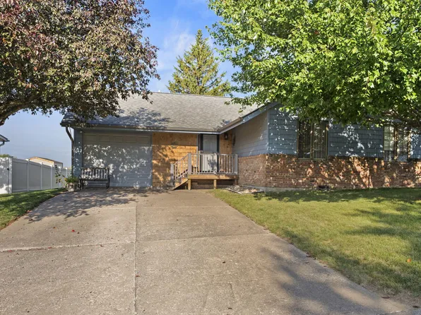 3352 Spinning Wheel Ct, Muscatine, IA 52761