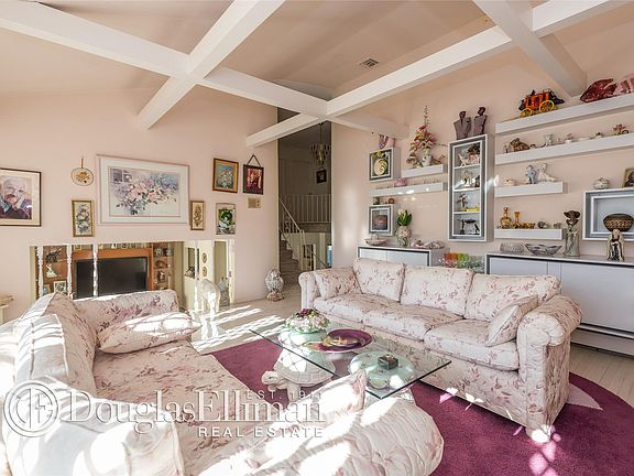 4th image of 3798 Greentree Dr