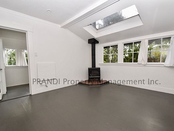 4th image of 45 Woodside Ln