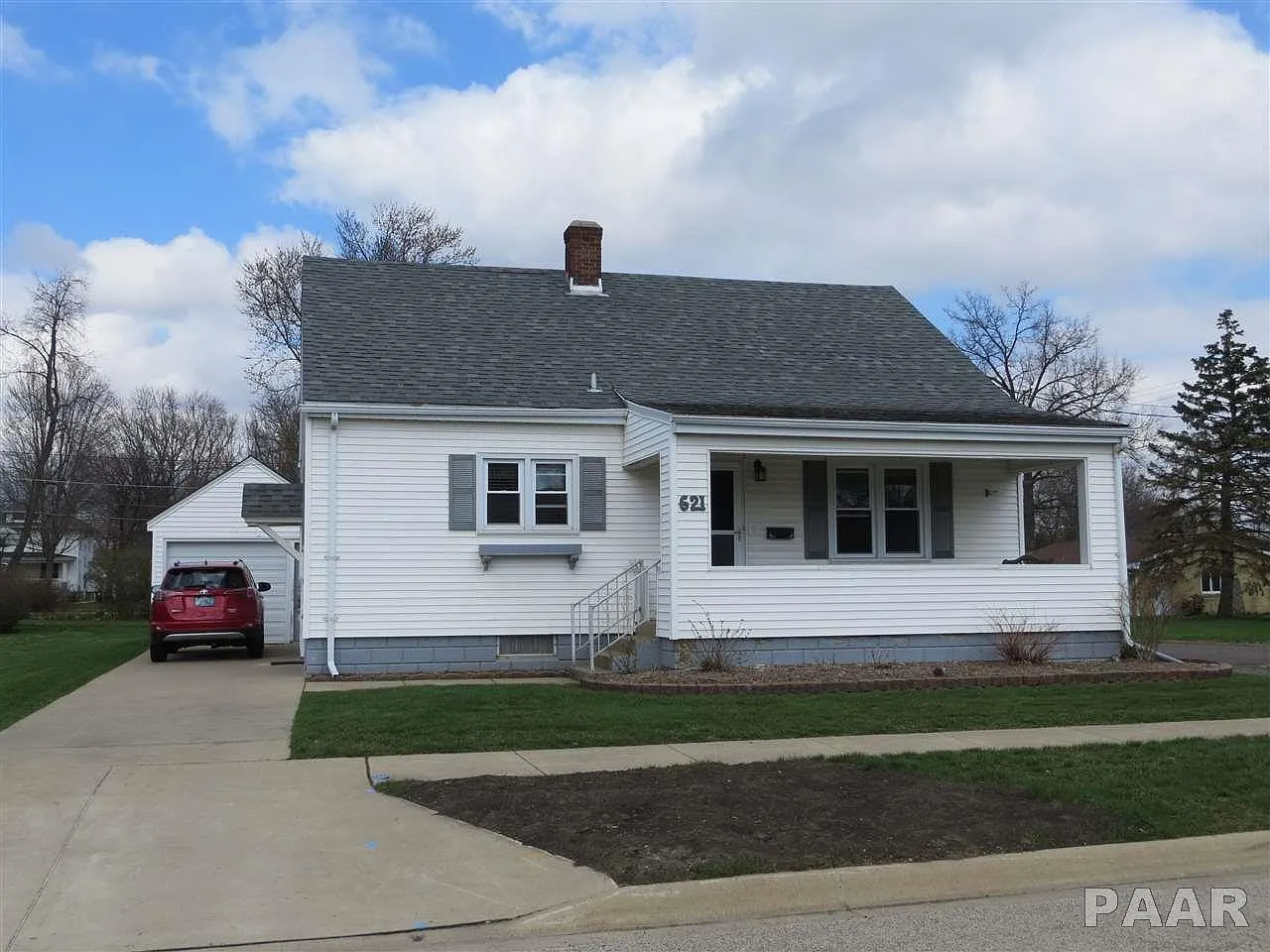 621 E Adams St photo 1