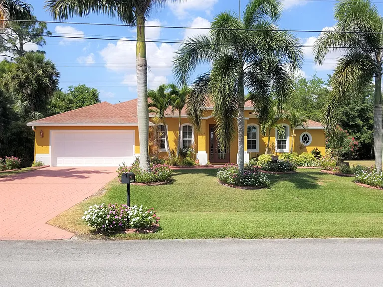 2024 SW Driftwood St — Photo 1