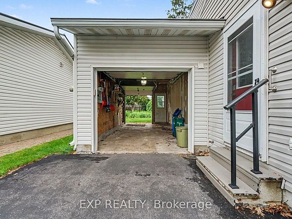 5th image of 1021 Cadboro Rd