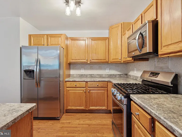 125 Vernon Ct — Photo 16