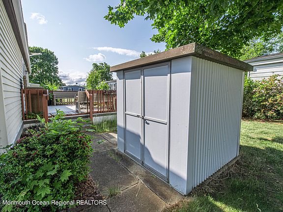 3rd image of 647 Dede Drive