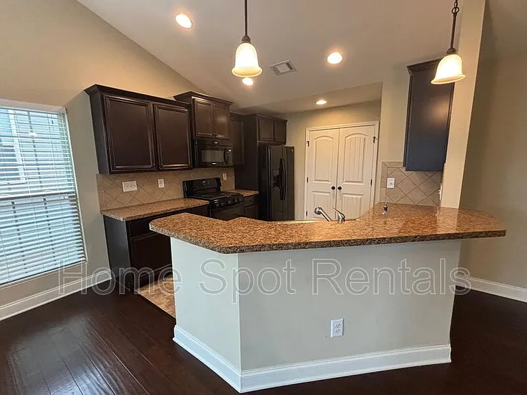 4811 Lost Creek Dr — Photo 20