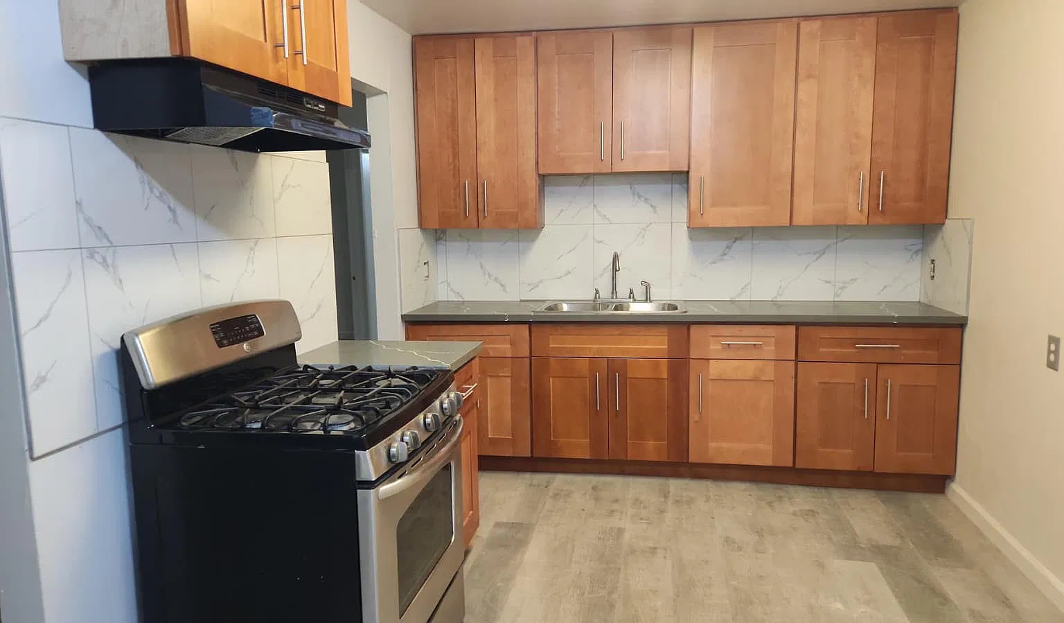 3 bed, 960 sqft, $2,200 — Photo 2
