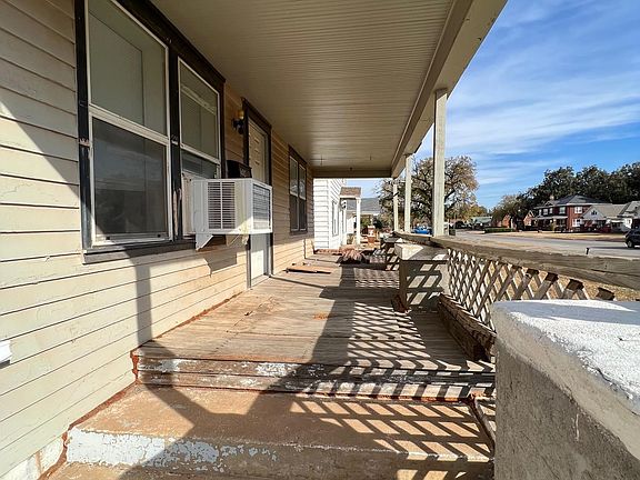 3rd image of 1402 E Broadway Ave